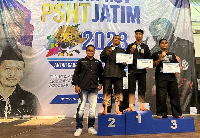 Rudi Hartono, SH, M.Hum - Ketua LKBH PSHT saat memberikan medali pada para juara Kejurprov PSHT Jatim Tahun 2023