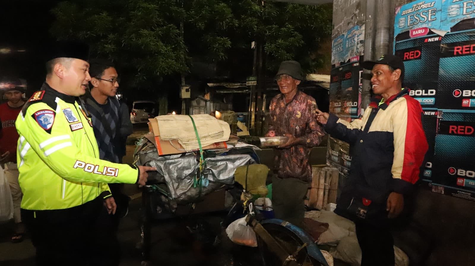 Kapolresta Malang Kota Kombes Pol Nanang Haryono, S.H., S.I.K., M.Si, saat memberikan menu Sahur On The Road. (Ist)
